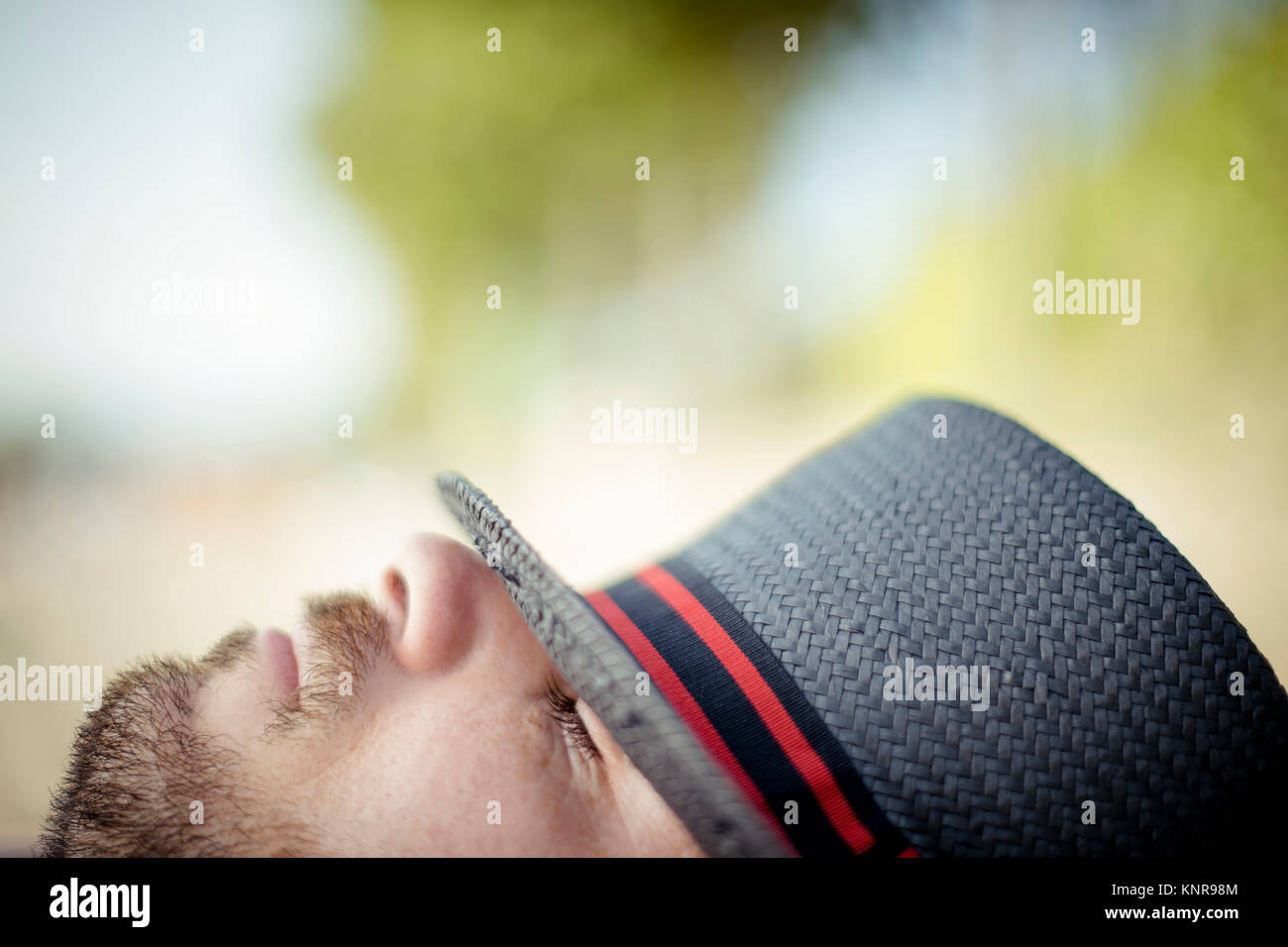 Schlafender Mann Mit Hut - schlafen Mann mit Hut Stockfoto