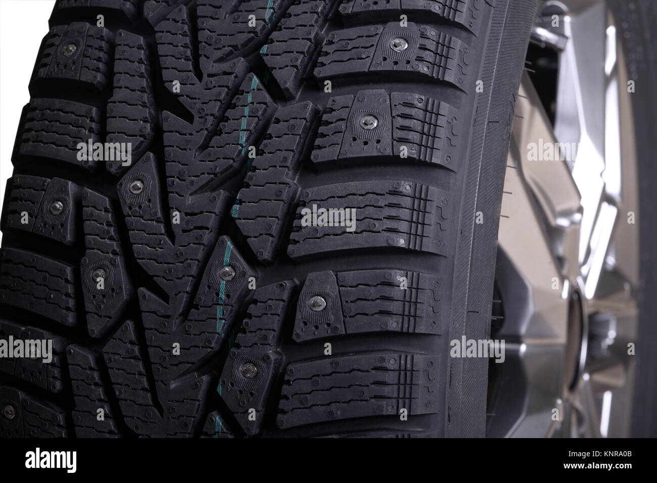 Winterreifen mit Spikes an den Auto Rad closeup Stockfoto