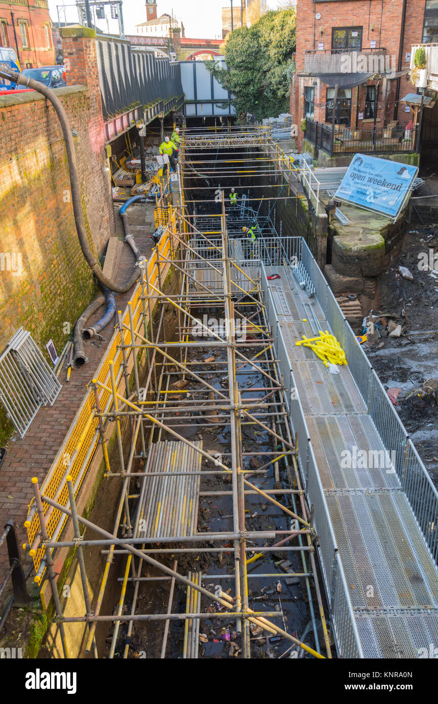 Temporäre Gehweg oberhalb der durchlässigen Rochdale Canal gebaut, für eine öffentliche Tag der offenen Tür bei Reparaturarbeiten an der Verriegelung 91. Deansgate Locks, Manchester, UK Stockfoto
