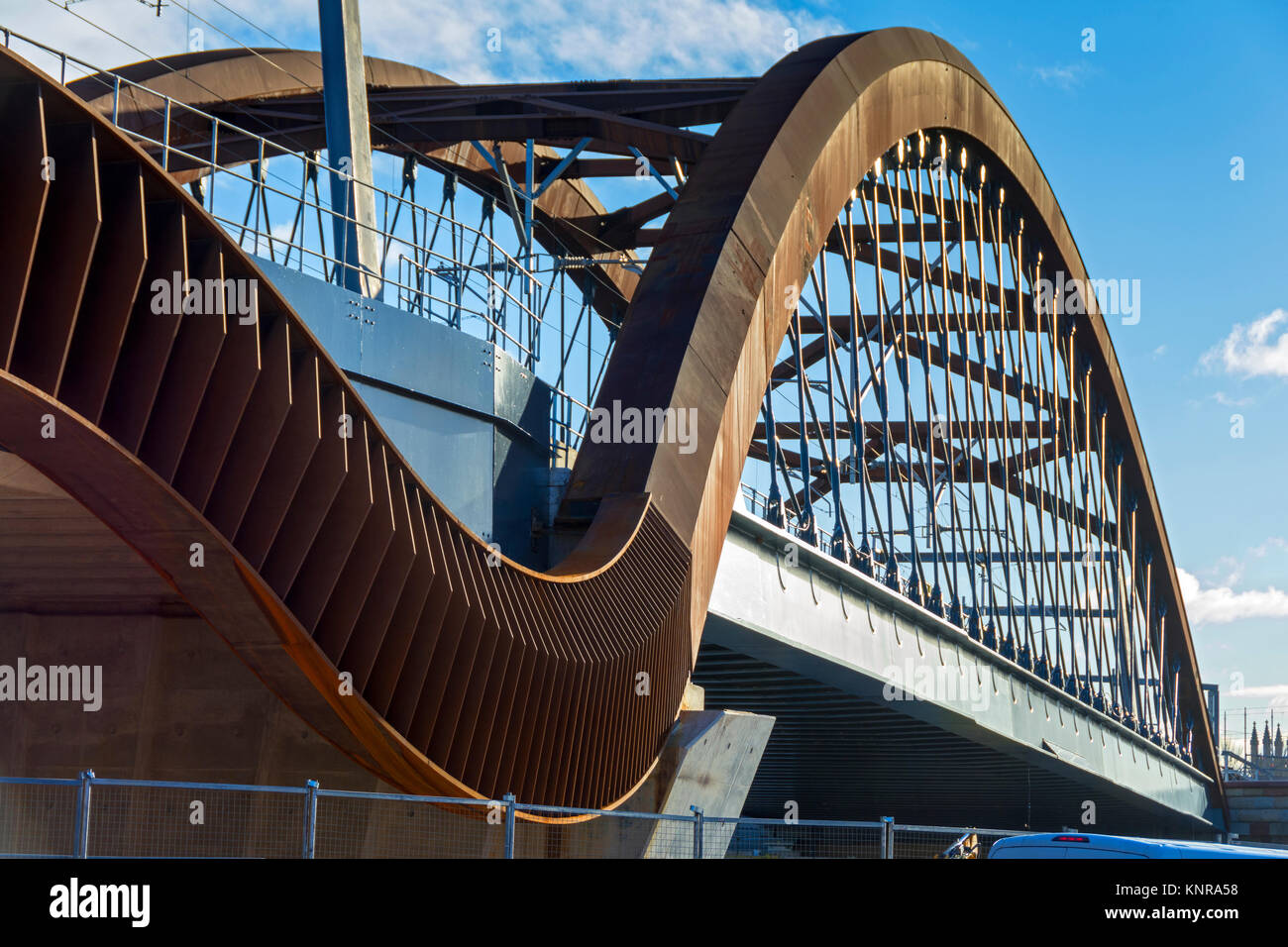 Neue (2017) Eisenbahnbrücke über den Fluss Irwell, für das Ordsall Chord Eisenbahnverbindungsprojekt, Salford, Manchester, England, UK Stockfoto