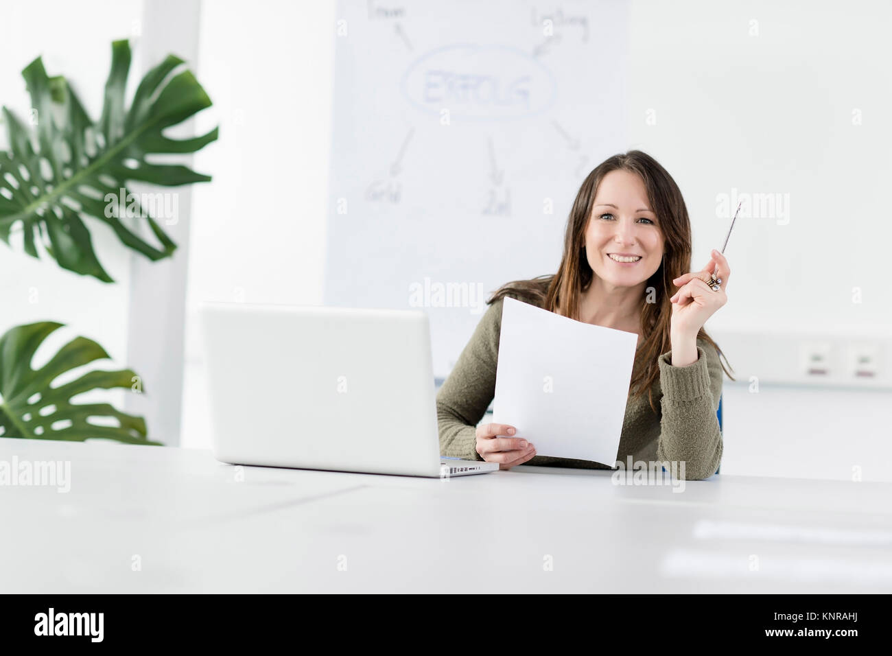 Frau Im Buero - Frau im Büro Stockfoto