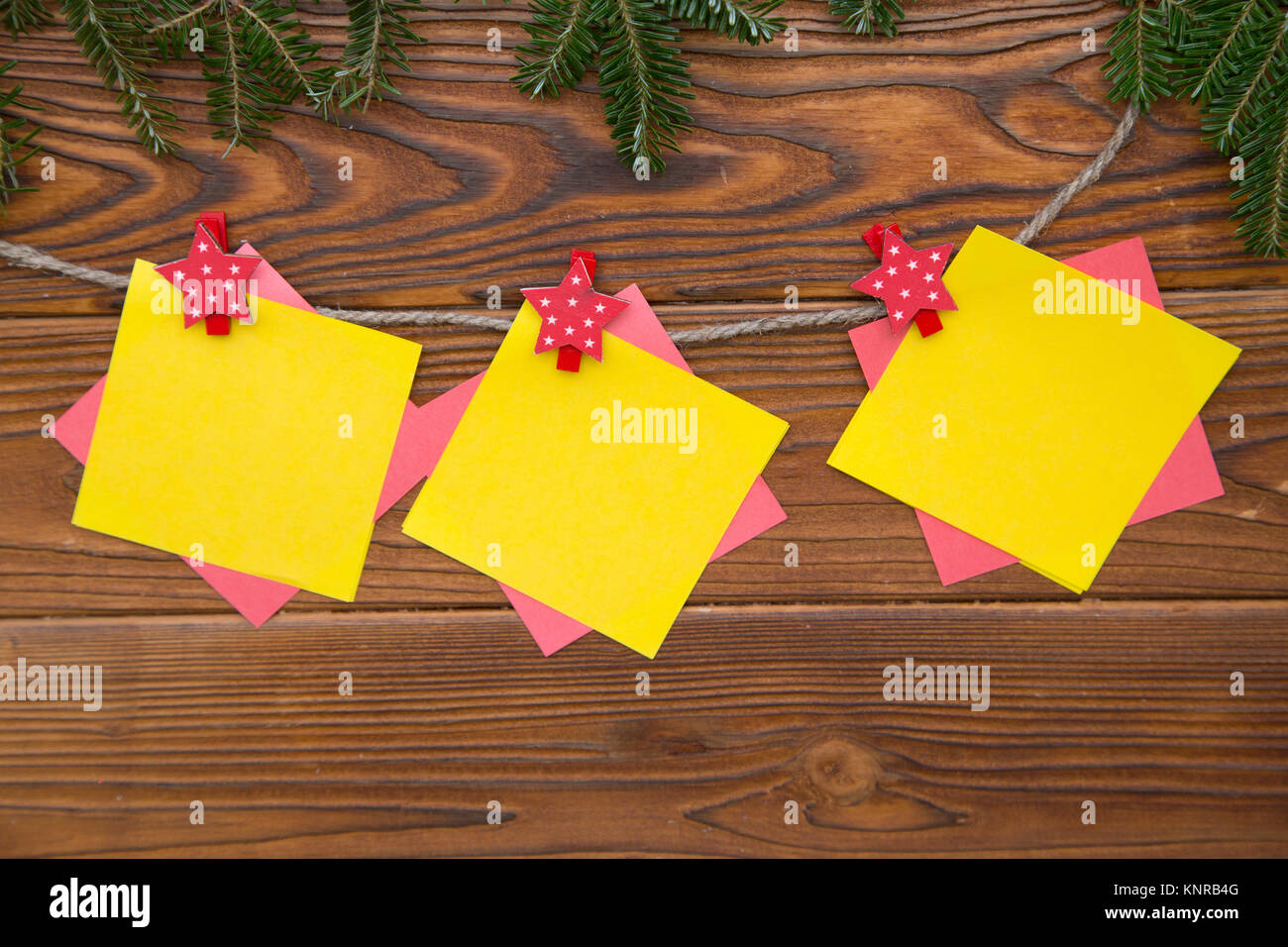 Ein handgefertigtes Girlande aus farbigen Papier auf einem Thread auf einem rustikalen Holztisch. Weihnachten oder Neujahr Hintergrund. Platz für Ihre Text- oder p Stockfoto