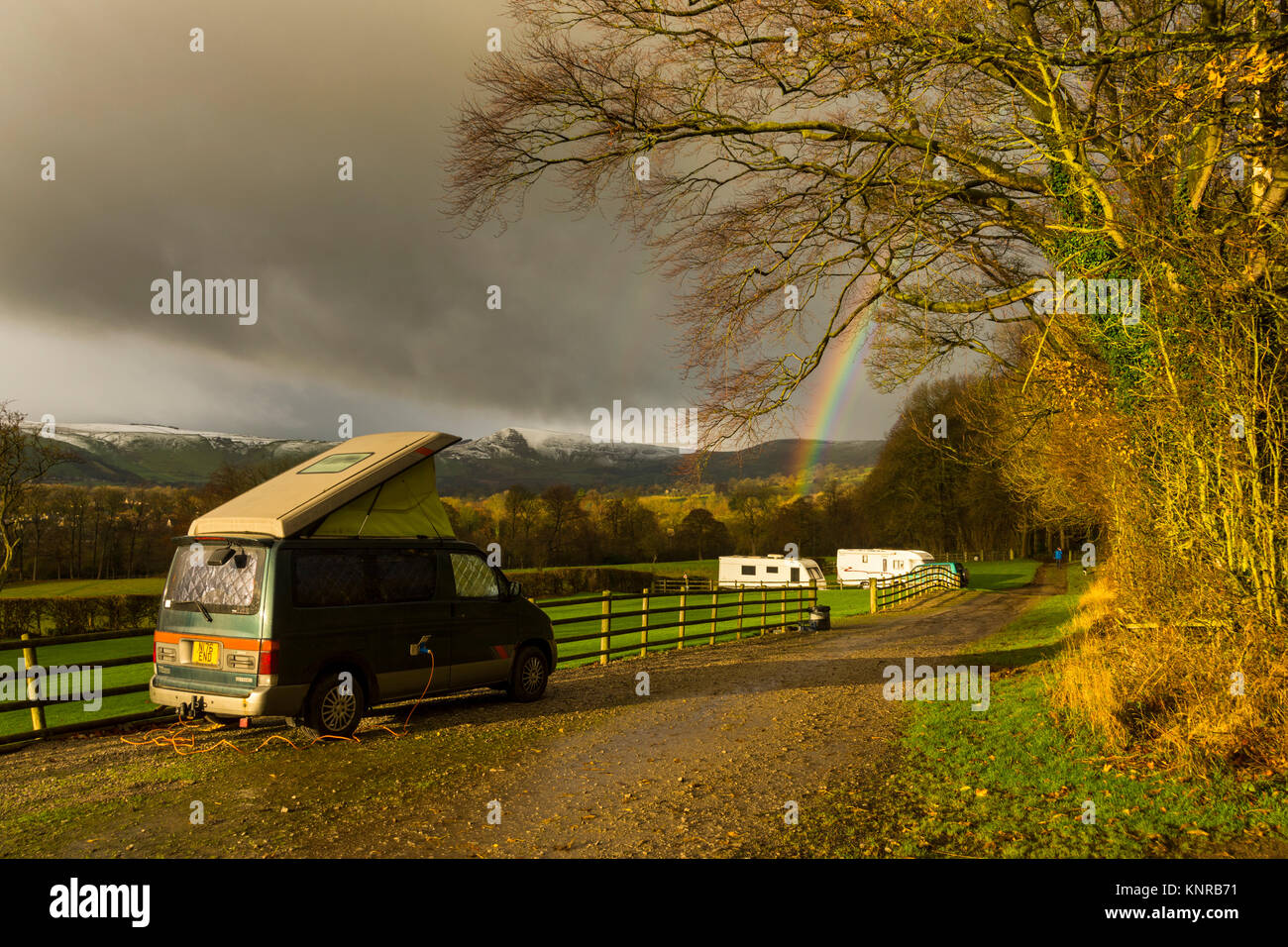 Ein Mazda Bongo Campervan in einem kleinen Wohnwagen im Fernfeld Bauernhof, in der Nähe von Dorf der Hoffnung, Peak District, Derbyshire, England, UK. Mam Tor in der Ferne. Stockfoto