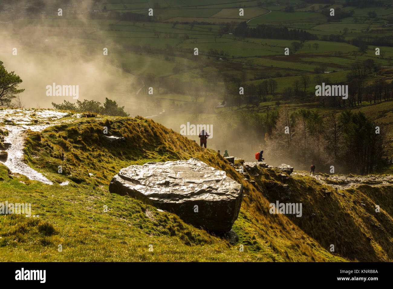 Wanderer auf dem Ostgrat der zurück Tor kurz nach einem schweren Dusche bestanden hatte. Peak District, Derbyshire, England, Großbritannien Stockfoto