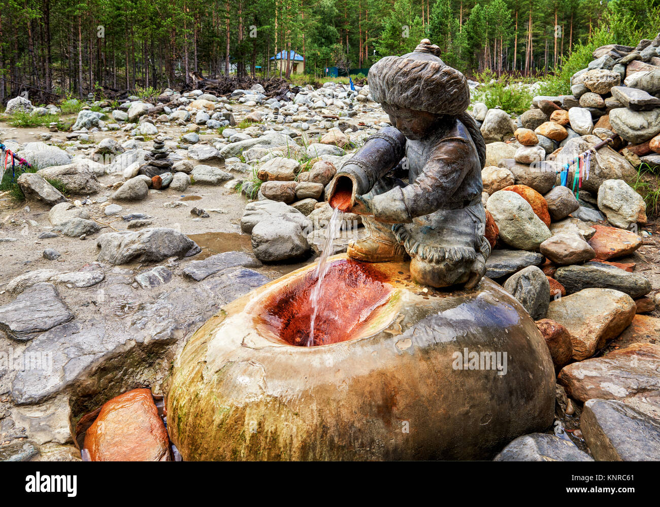Arschan, BURJATIEN, Russland - Juli 17, 2017: Skulptur 'Junge mit einem Krug "aon Mineralquelle Hubuun. Heilende Wasser fließt direkt aus Krug sculp Stockfoto