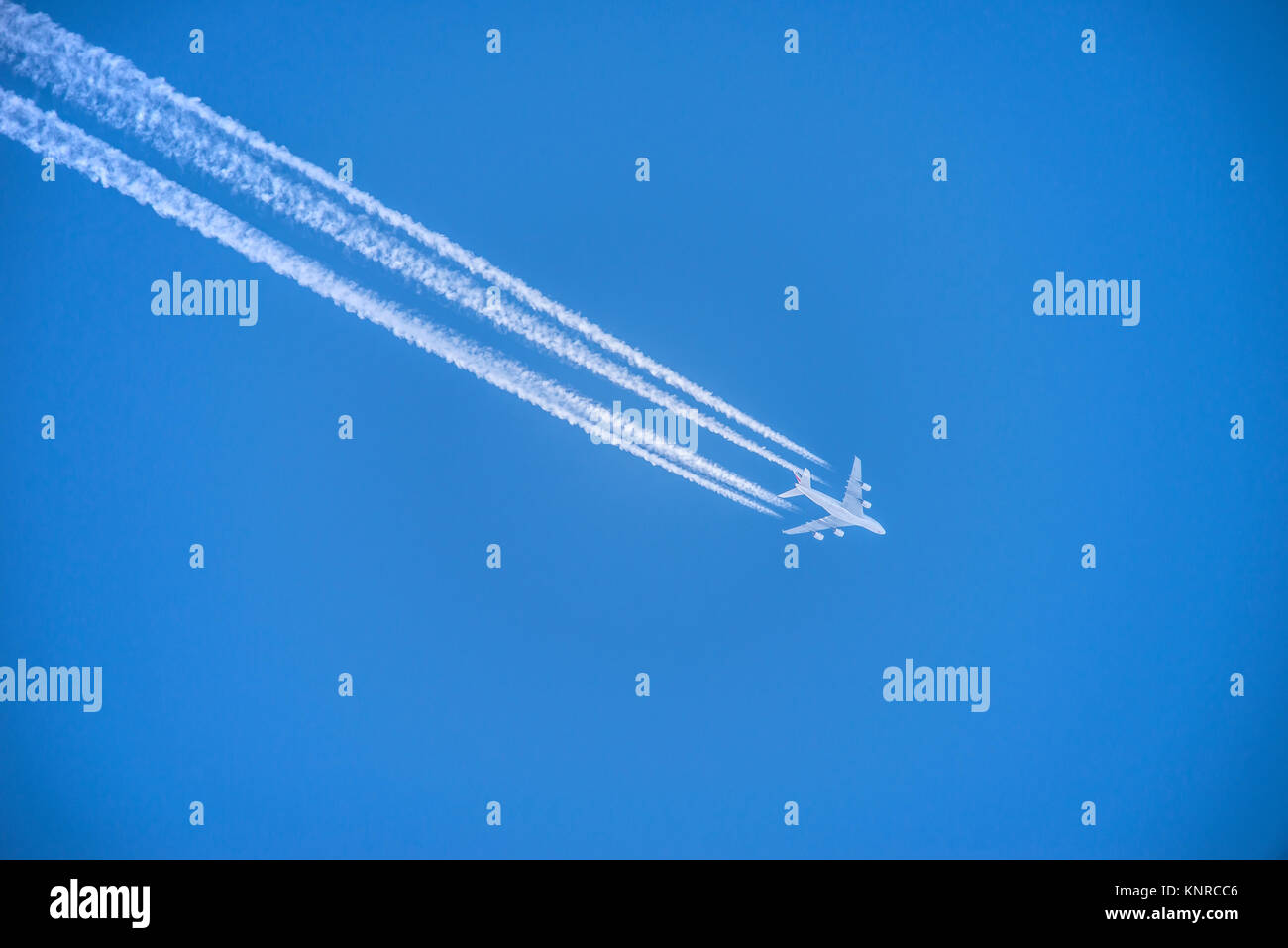 Kondensstreifen. Jet Airliner Flugzeug Fliegen auf Höhe verlassen Kondensstreifen Kondensstreifen in der Höhe in den blauen Himmel. Vapor Trail. Air France Airbus A380 Stockfoto