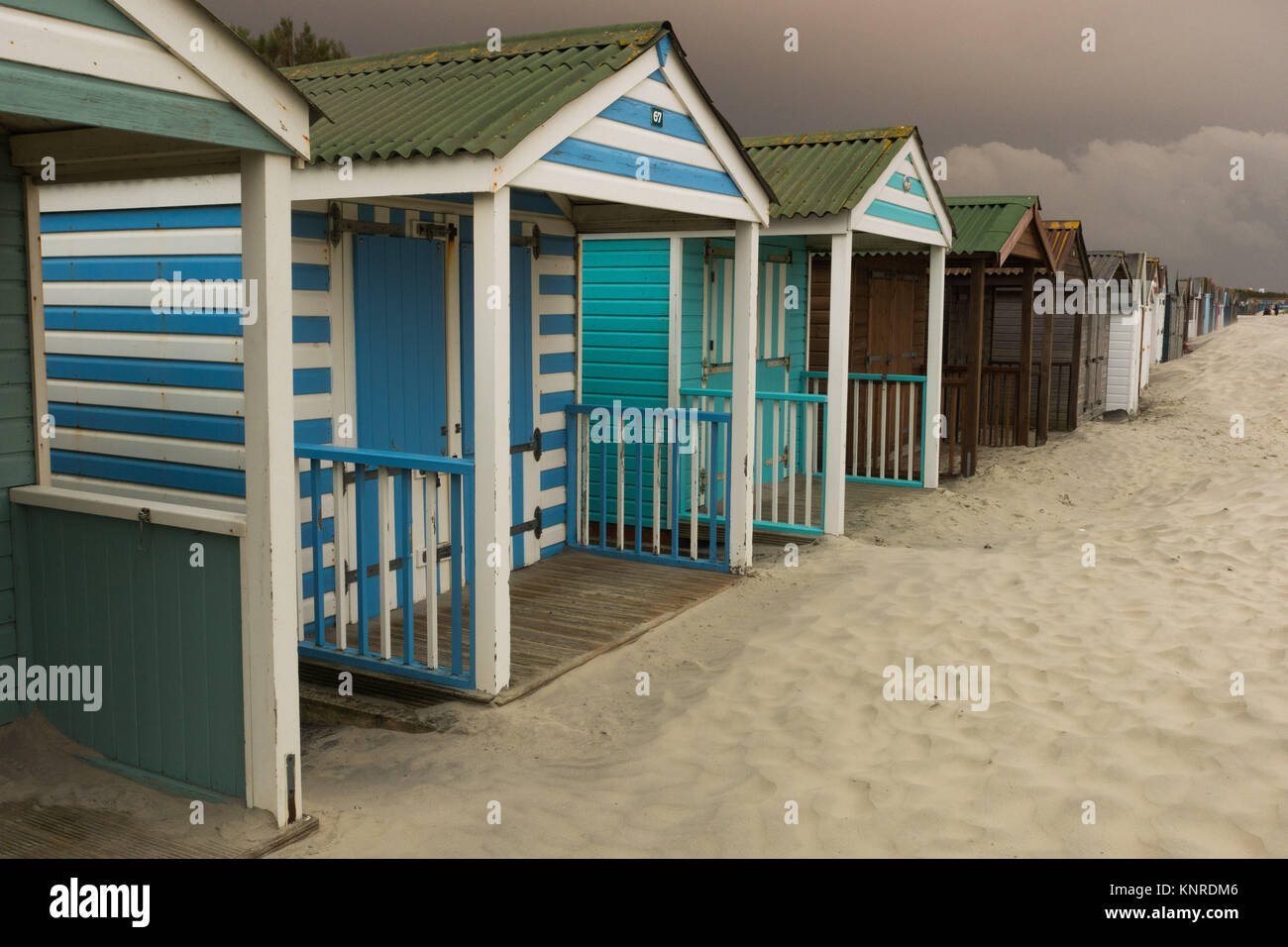 Holzhütten am West Wittering Strand durch die Vordringenden Sand bedroht Stockfoto