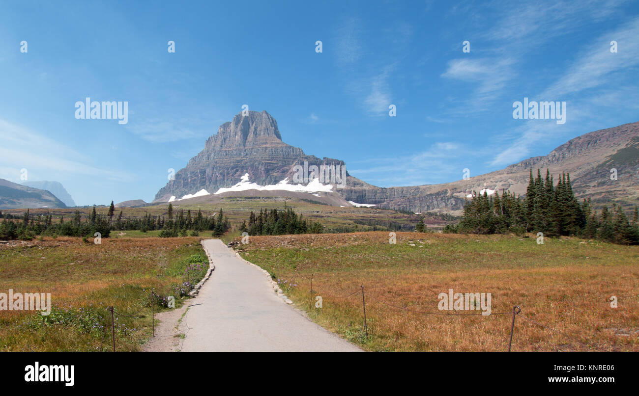 CLEMENTS BERG ÜBERRAGT DIE VERSTECKTEN SEE WANDERWEG AM LOGAN PASS UNTER ZIRRUSWOLKEN WÄHREND DER 2017 FALLEN BRÄNDE IM GLACIER NATIONAL PARK IN Stockfoto