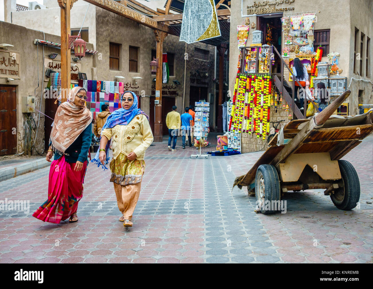Dubai, VAE, 29. Januar 2016: Einkaufsstraße in Dubai Textile Souk in Bur Dubai Stockfoto