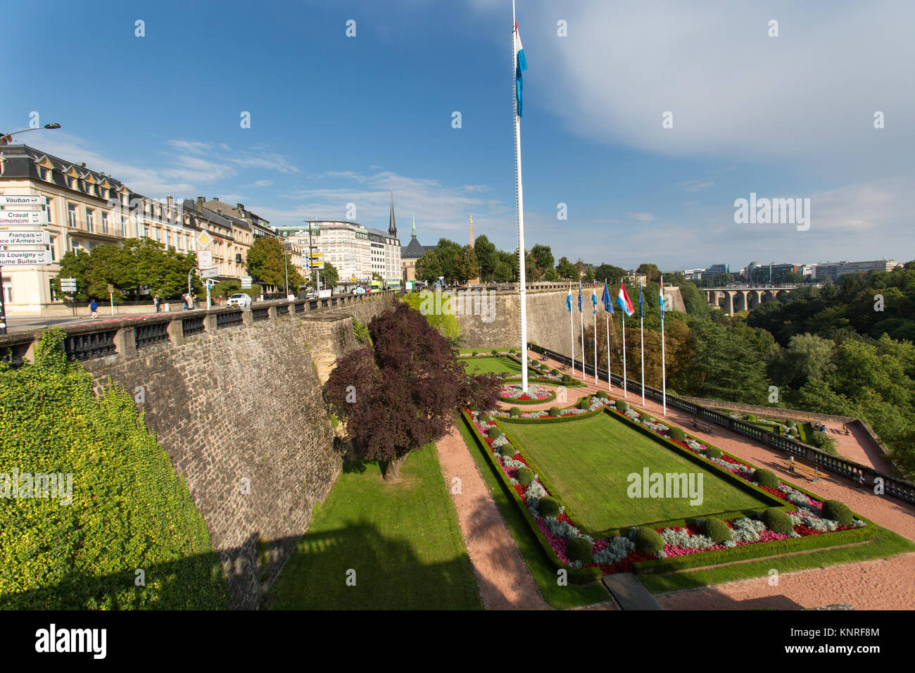 Luxemburg Stadt Luxemburg. Aussicht auf den malerischen Gärten am Platz der Verfassung, mit dem Monument du Souvenir im Hintergrund. Stockfoto