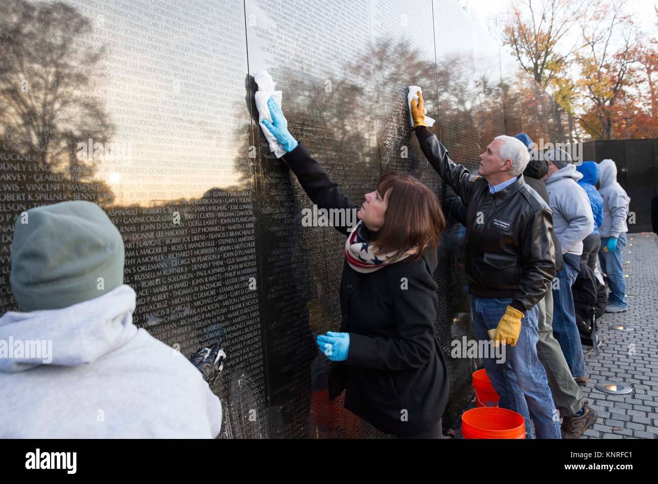 U.S. Vice President Mike Pence und seine Frau Karen helfen die Marmorwände des Vietnam Veterans Memorial während einer Erinnerung Veranstaltung zu Ehren des Veterans Day November 11, 2017, Washington, DC reinigen. Stockfoto