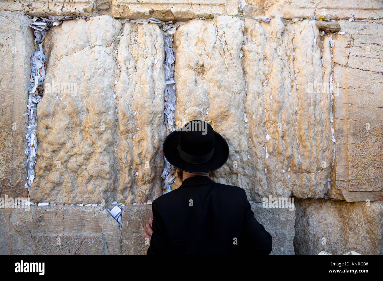 Juden beten in Jerusalem bei man Abschnitt der Klagemauer, an der Wand des Tempelhauses Stockfoto