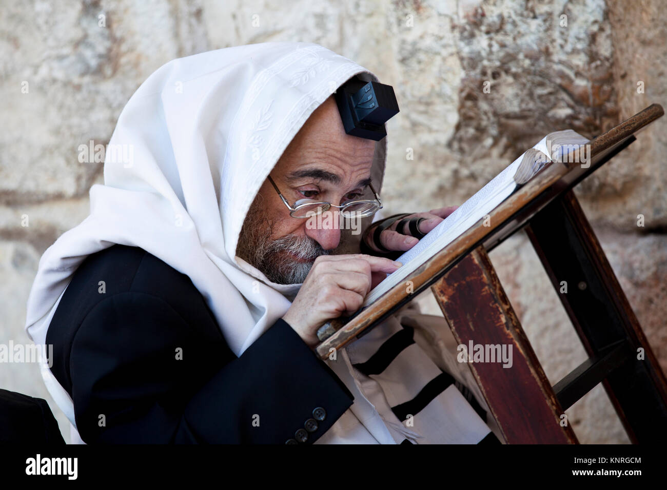 Ein alter orthodoxer Jude liest eine Thora an der westlichen Mauer im Zentrum von Jerusalem, Israel Stockfoto