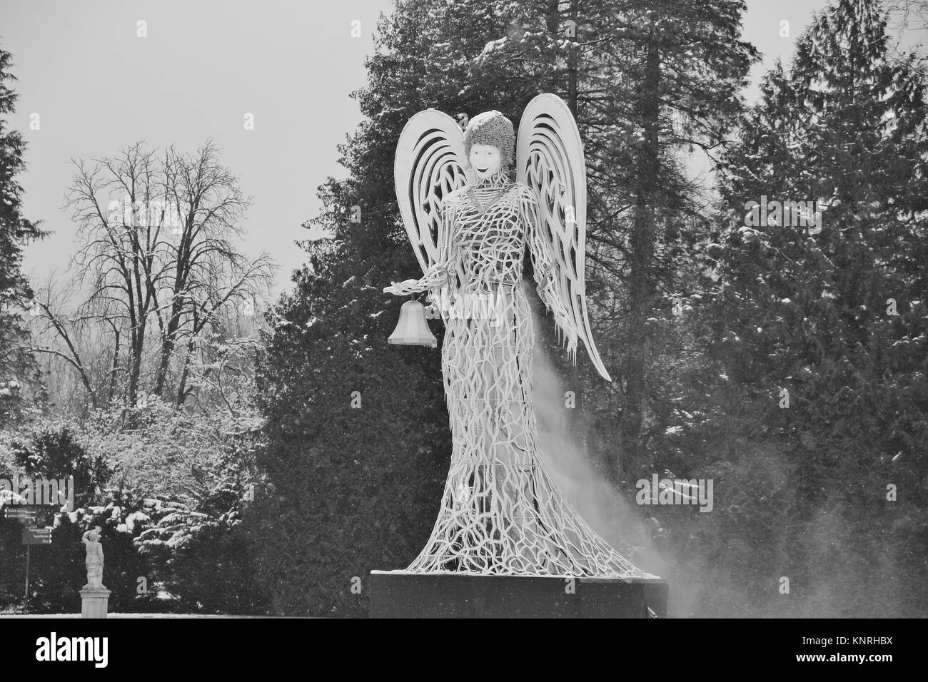 Weihnachten Engel Skulptur in der barocke Park von Schloss Hellbrunn, im Winter. 8 m hoch. Artist: Markus Anders. Salzburg, Österreich, Europa. Stockfoto