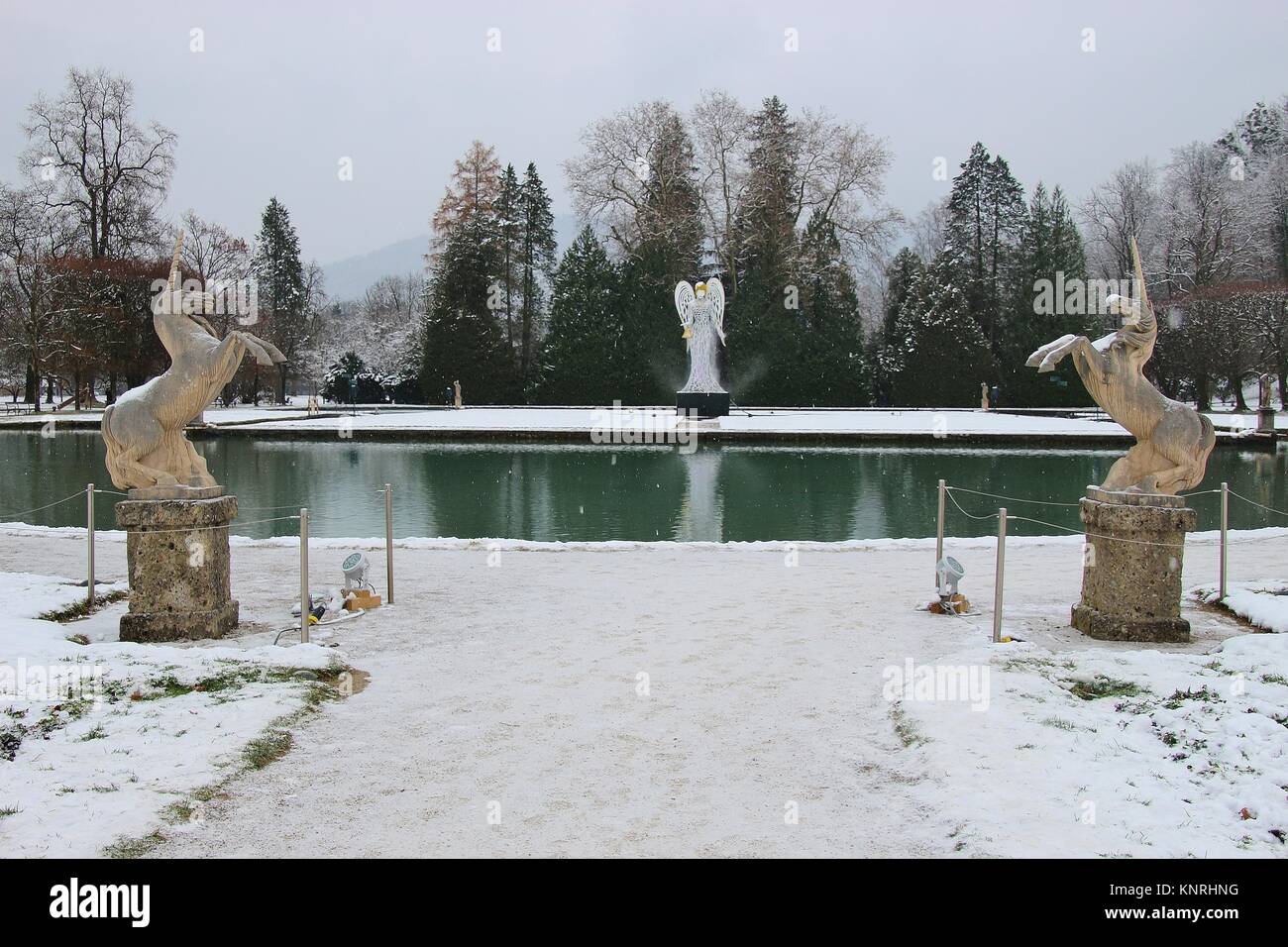 In der barocke Park von Schloss Hellbrunn, im Winter. Zwei Einhorn Skulpturen und einem Weihnachten Engel Installation. Stadt Salzburg, Österreich, Europa. Stockfoto