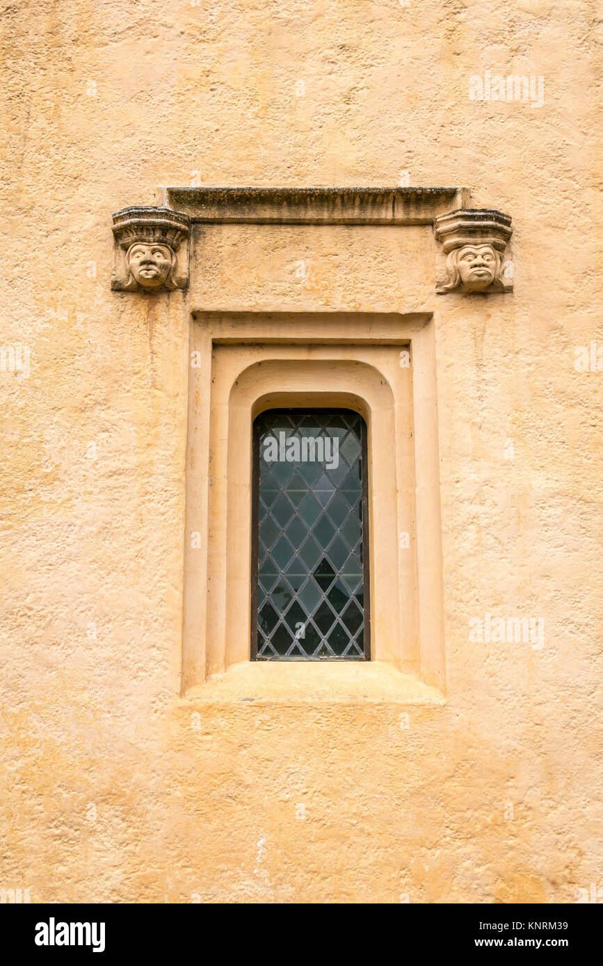 Nahaufnahme Detail gelb Lime gewaschen Wand- und Sprossenfenster mit geschnitzten Kopf Konsolen, Stirling, Stirling Castle, Schottland, Großbritannien Stockfoto