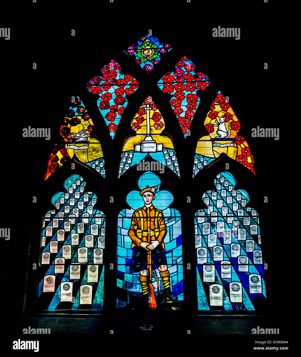 Glasfenster, Innenansicht, Kirche des Heiligen unhöflich, Pfarrkirche Stirling, Schottland, Großbritannien. Gedenken der Soldaten, die Ersten Weltkrieg gestorben Stockfoto