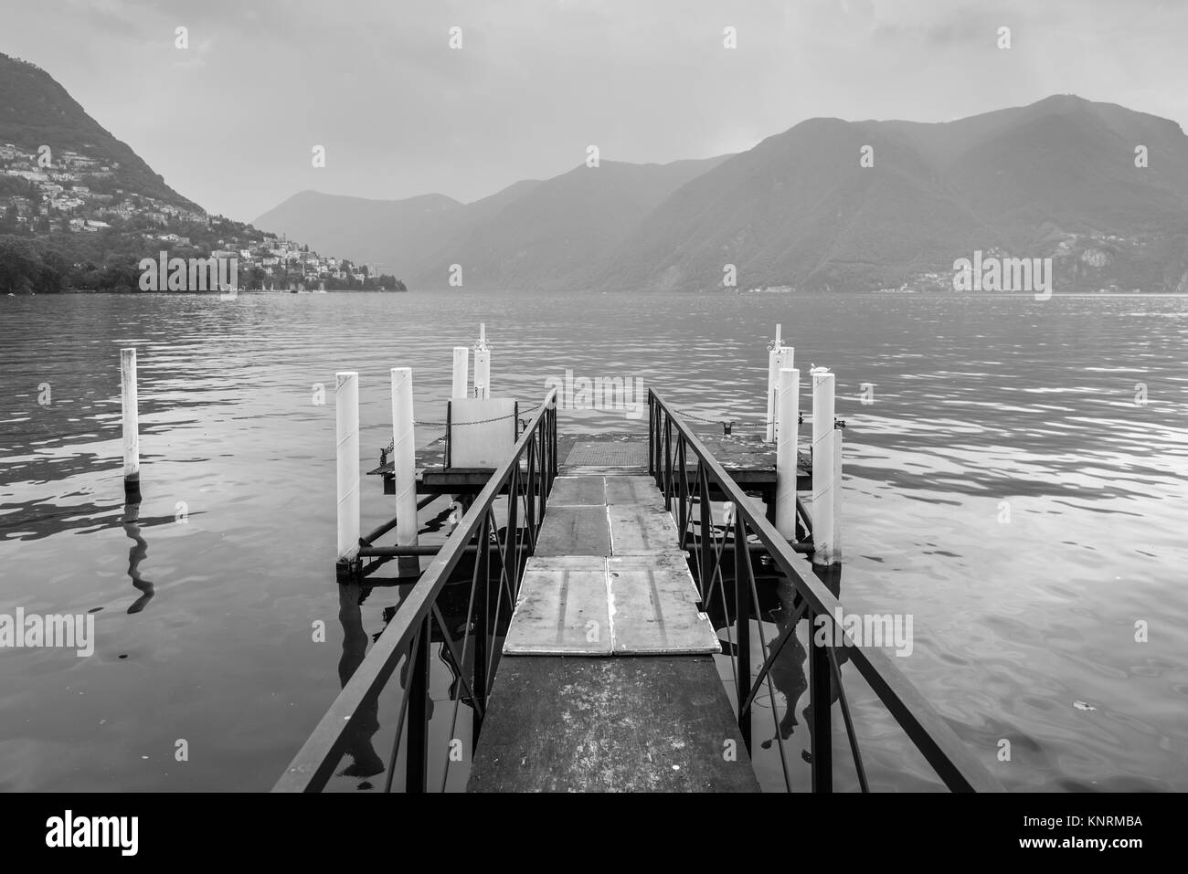 Boot Pier Am Lago Di Lugano Schweiz Die Schwarz Weiss Fotografie Europaische Ferien Reise Und Nautischen Konzept Stockfotografie Alamy