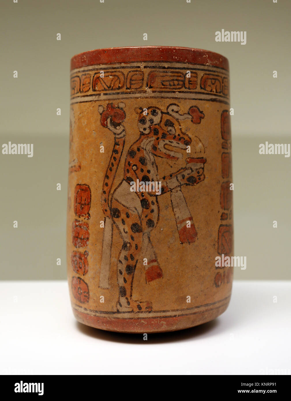 Mesoamerika. Maya Art. zylindrische Gefäß. Mexiko oder Guatemala. 600-900. Museum der Cutures der Welt. Barcelona. Spanien Stockfoto
