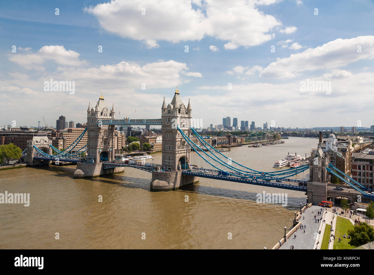 Hohe Sicht der Tower Bridge, die Themse und East London, England. Stockfoto
