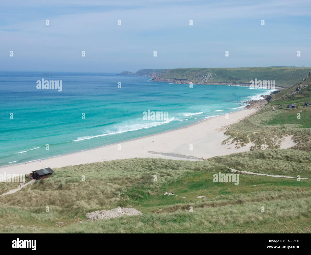 Sennen Cove Beach oder Whitesands Bay Beach, Penwith Halbinsel, Cornwall, England, Großbritannien im Juni Stockfoto