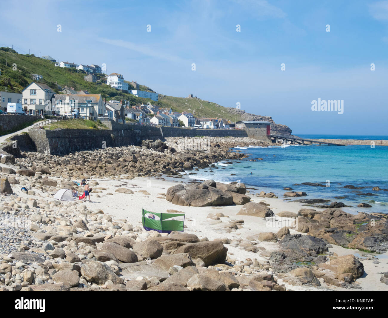 Sennen Cove Beach oder Whitesands Bay Beach, Penwith Halbinsel, Cornwall, England, Großbritannien im Juni Stockfoto