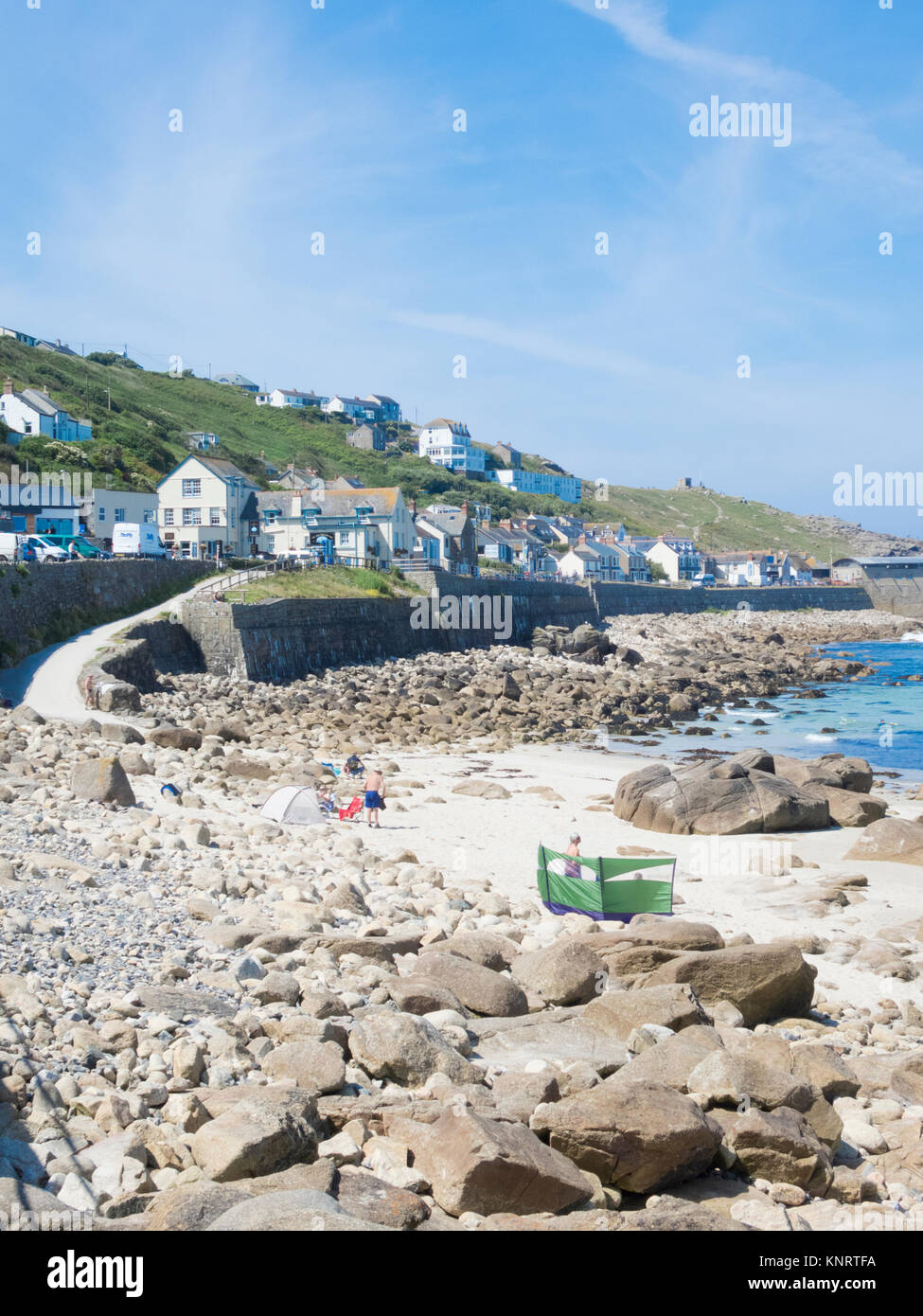 Sennen Cove Beach oder Whitesands Bay Beach, Penwith Halbinsel, Cornwall, England, Großbritannien im Juni Stockfoto