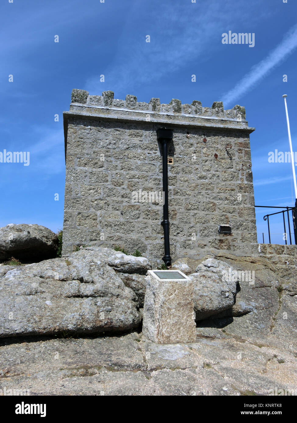 Ehemalige Küstenwache Lookout Station auf Pedn men du Landspitze, Penwith Heritage Coast, Penwith Halbinsel, Cornwall, England, Großbritannien im Juni Stockfoto