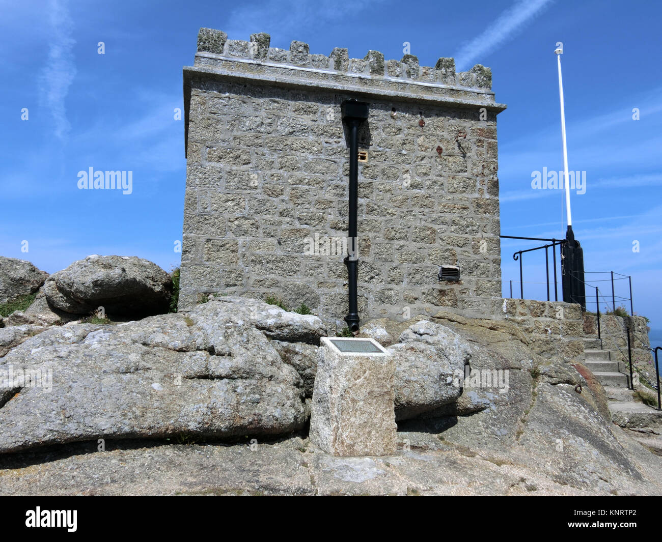 Ehemalige Küstenwache Lookout Station auf Pedn men du Landspitze, Penwith Heritage Coast, Penwith Halbinsel, Cornwall, England, Großbritannien im Juni Stockfoto