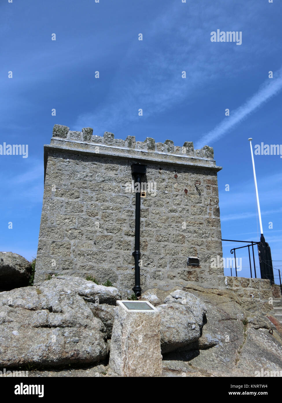 Ehemalige Küstenwache Lookout Station auf Pedn men du Landspitze, Penwith Heritage Coast, Penwith Halbinsel, Cornwall, England, Großbritannien im Juni Stockfoto