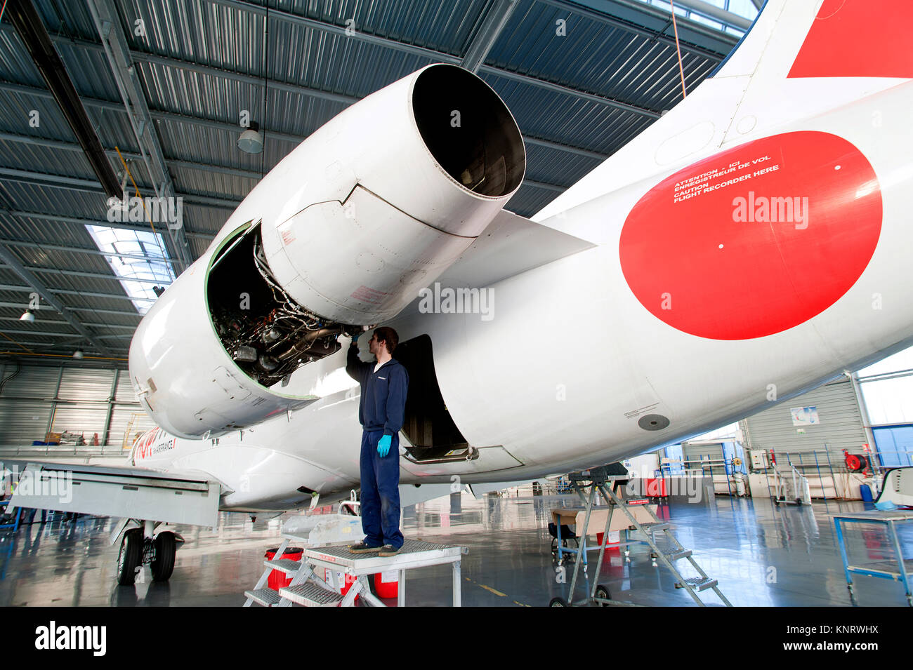 Lille (Nordfrankreich): Flugzeug der Fluggesellschaft Hop in einer Wartung Werkstatt der Flughafen Lille. Jet Engine Maintenance<br><br> Stockfoto