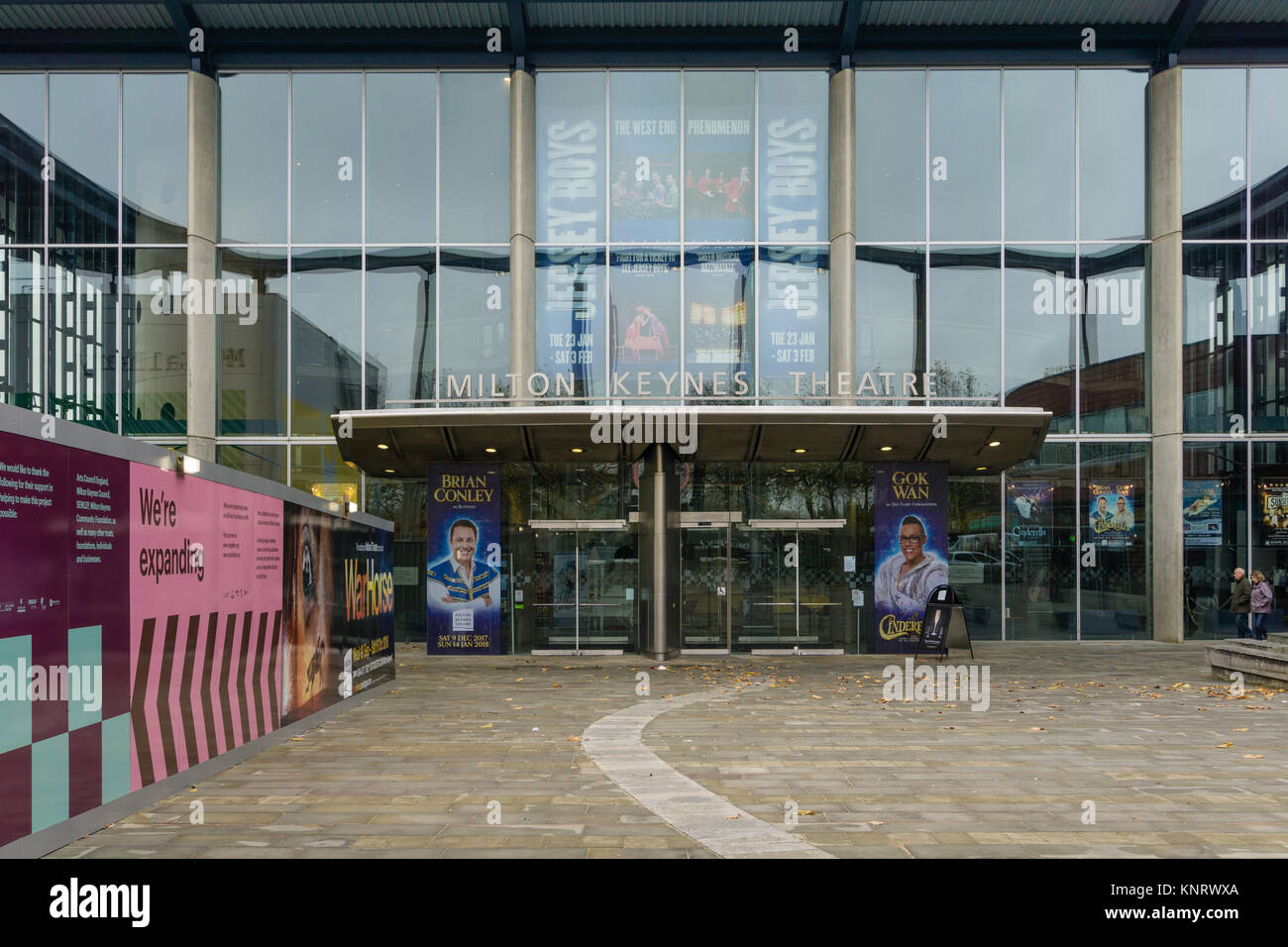 Die Fassade von Milton Keynes Theater, das im Jahr 1999 nach einem 25