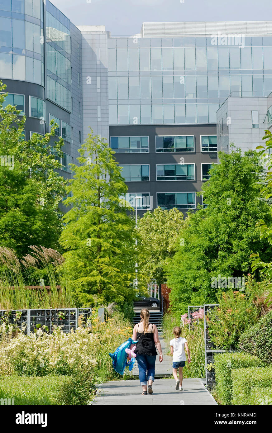 Lille (Nordfrankreich): der Garten des Riesen ('Jardin des geants') im Geschäftsviertel. Garten, Grün und Bürogebäude Fassade Stockfoto