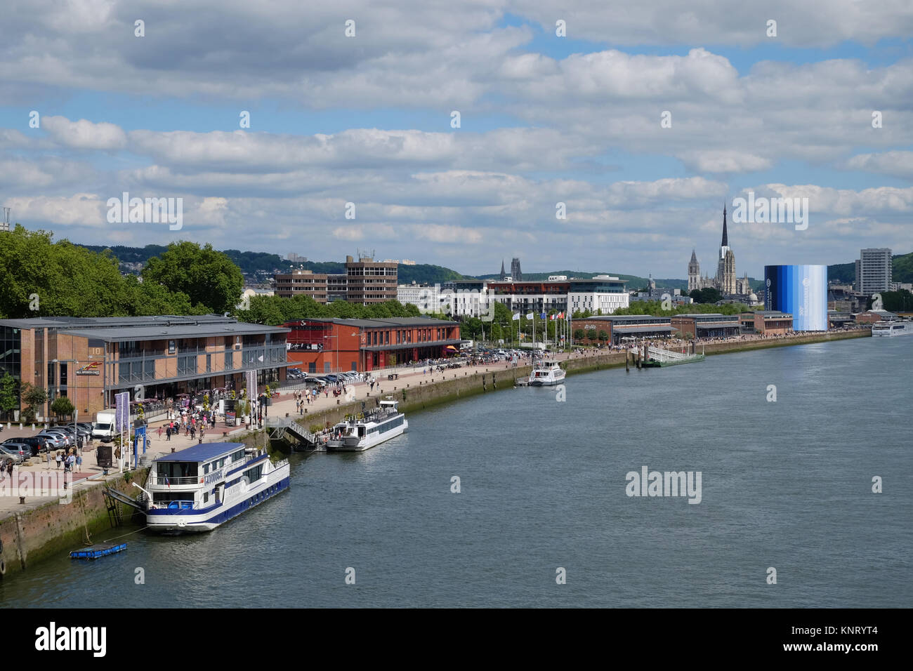 Rouen (Frankreich): Panoramablick über die Stadt und die Ufer der Seine, direkt Bank mit der spektakulären kulturellen Veranstaltungsort "Panorama XXL' Stockfoto