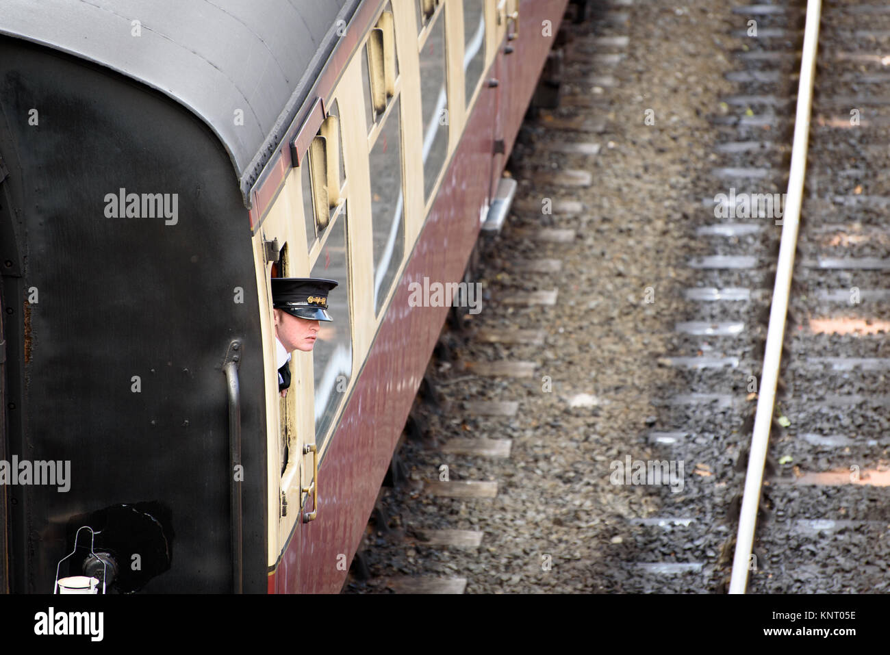 Eine Wache an der Rückseite eines Zuges an Arley Bahnhof Stockfoto