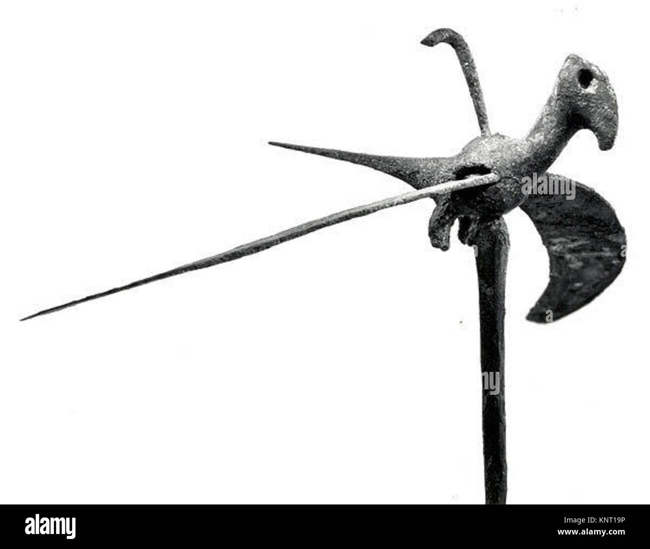 Dieser Vogelstandard aus dem alten Nahen Osten verfügt über ein vogelförmiges Finial. Es spiegelt die symbolischen und künstlerischen Traditionen der Zeit wider und bietet Einblick in die zeremonielle Praxis der Zeit. Stockfoto