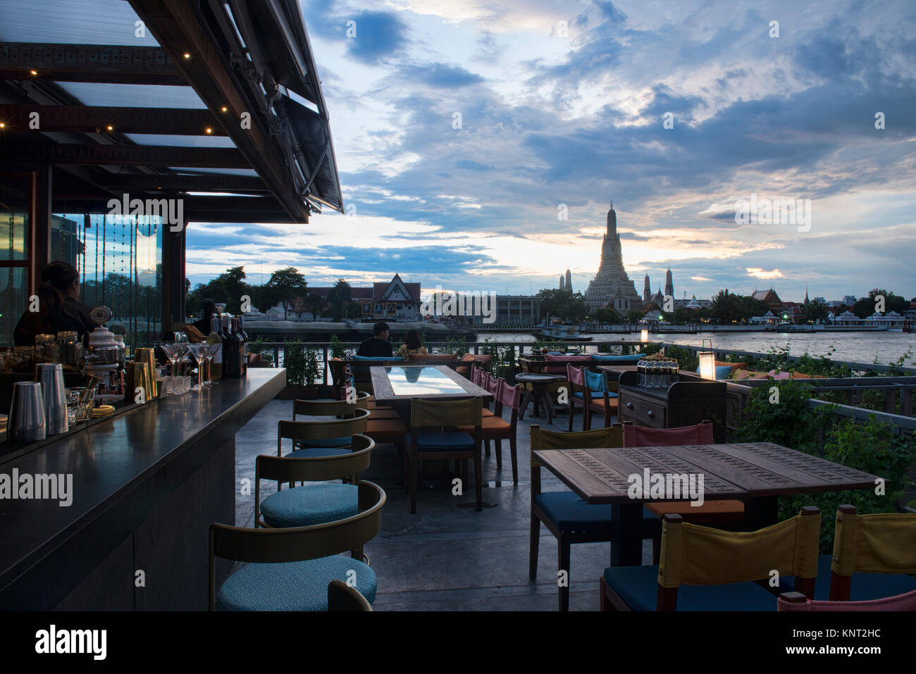 Speisen mit Blick auf Wat Arun auf dem Chao Phraya in Bangkok, Thailand Stockfoto