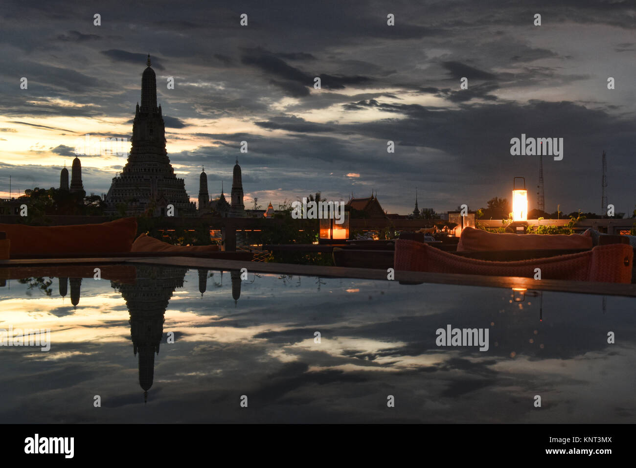 Wat Arun Reflexion auf dem Chao Phraya in Bangkok, Thailand Stockfoto
