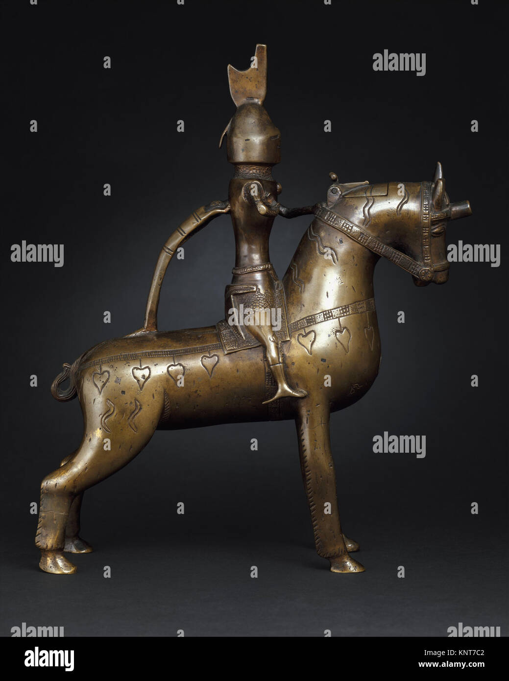 Ein Aquamanil aus Metall, das einen Ritter zu Pferd darstellt, der zum rituellen Händewaschen verwendet wird und detaillierte mittelalterliche Skulpturen und Handwerkskunst zeigt. Stockfoto