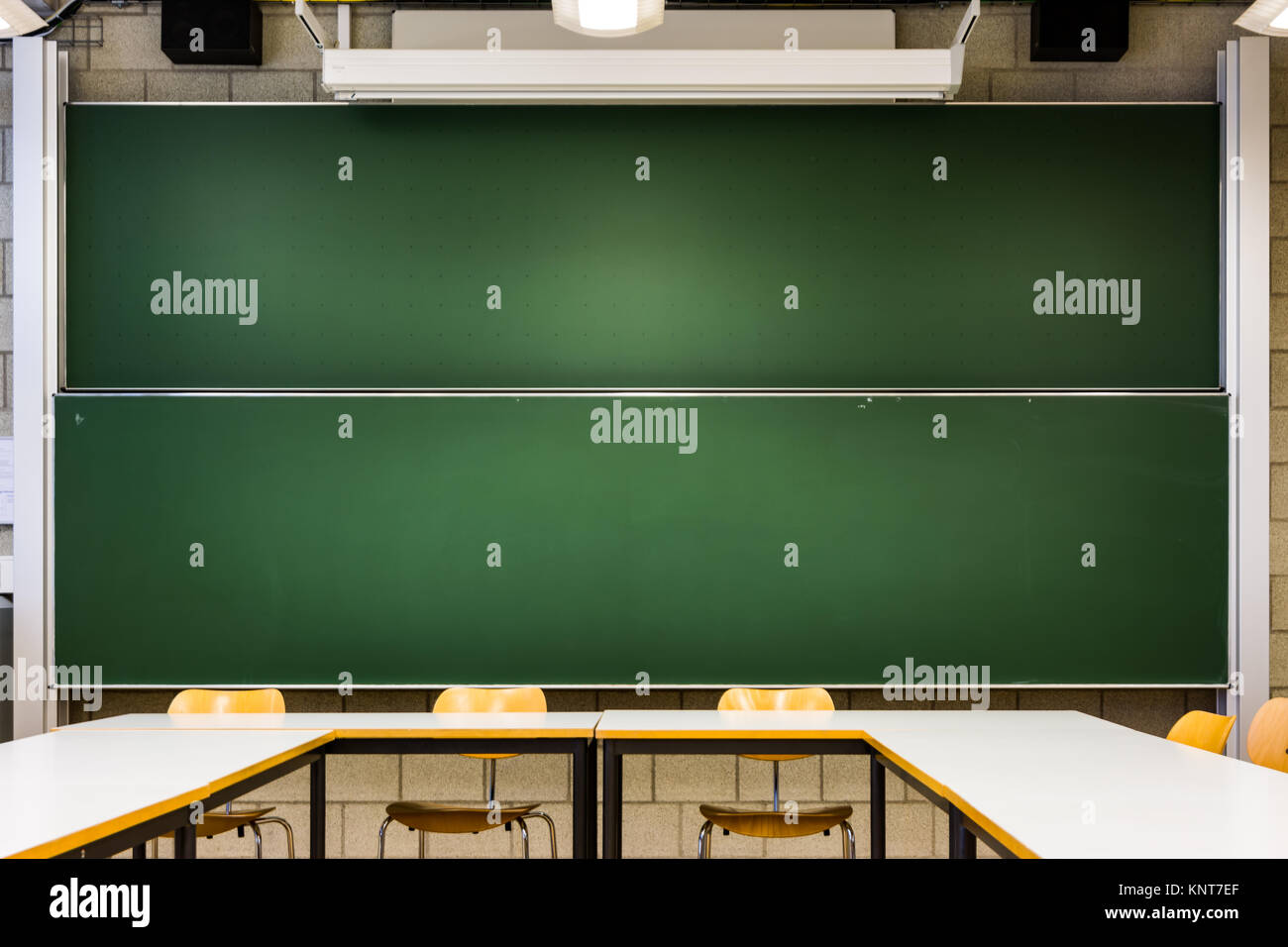 Grüne leere Schiefertafel Vorlage Schule Universität Klassenzimmer Zweiflüglige Innenarchitektur Lernen Lehren Stockfoto