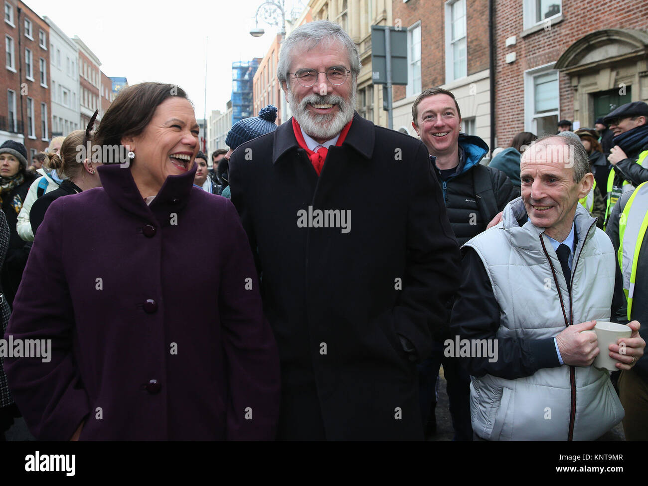 Sinn Fein Führer Gerry Adams und stellvertretende Vorsitzende Mary Lou McDonald einen friedlichen Protest Konzert Bewusstsein für Obdachlosigkeit in Irland außerhalb Leinster House, Dublin zu heben. Stockfoto