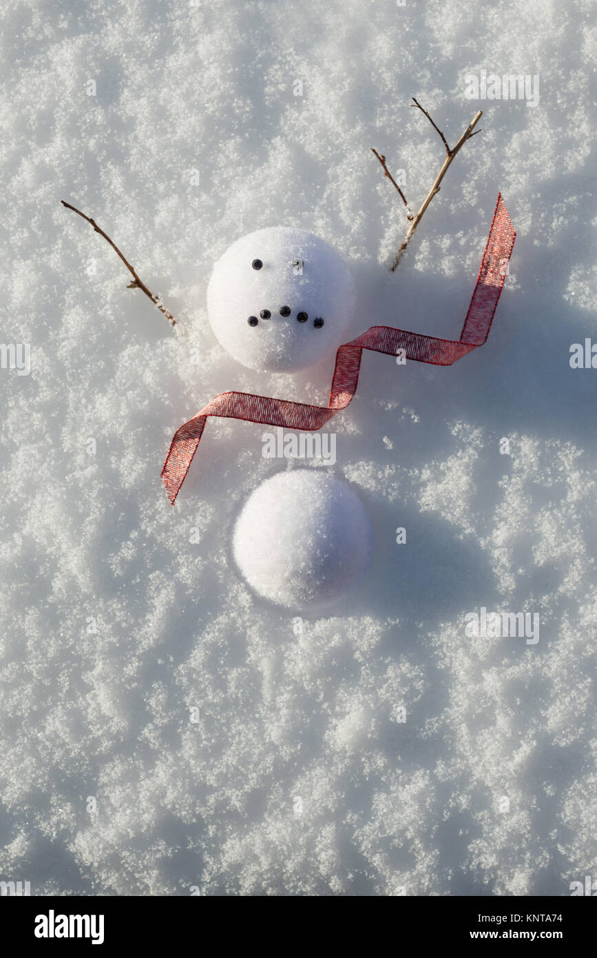 Humorvoll Bild des geschmolzenen Schneemann mit traurigem Gesicht Stockfoto