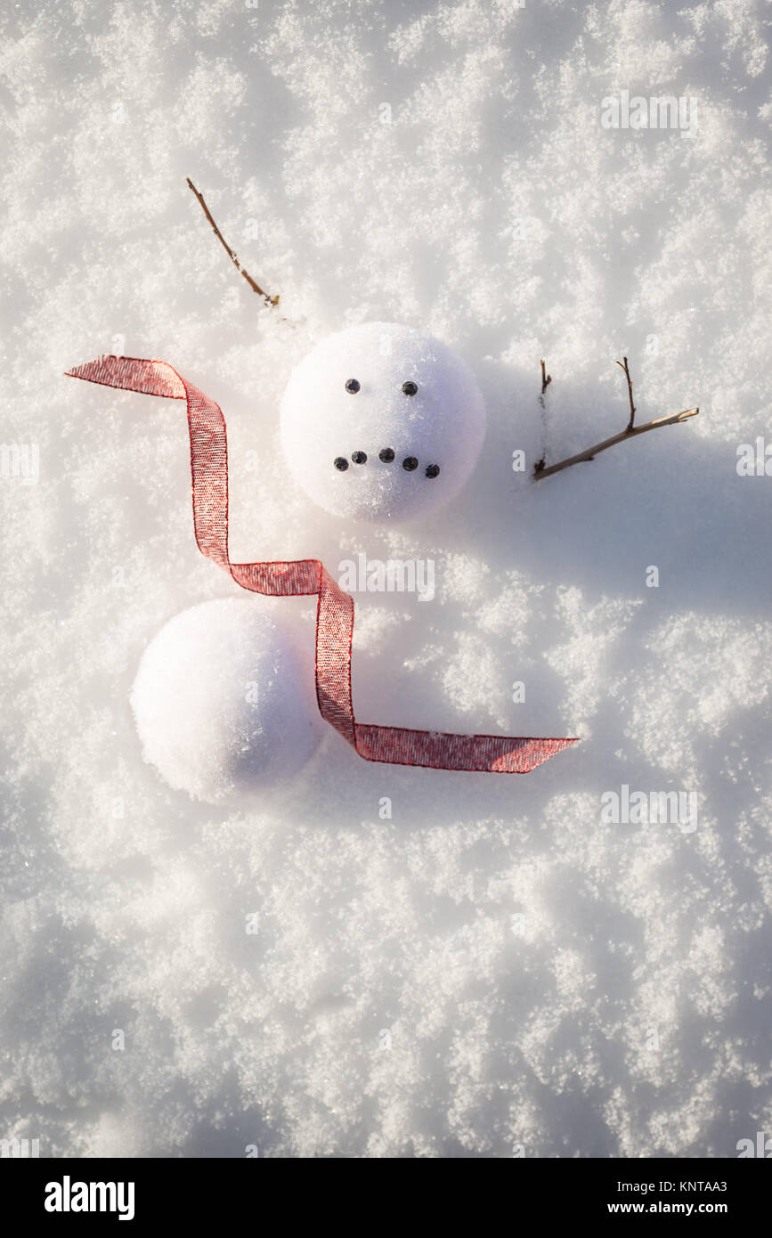 Traurige Schneemann in den Schnee geschmolzen Stockfoto