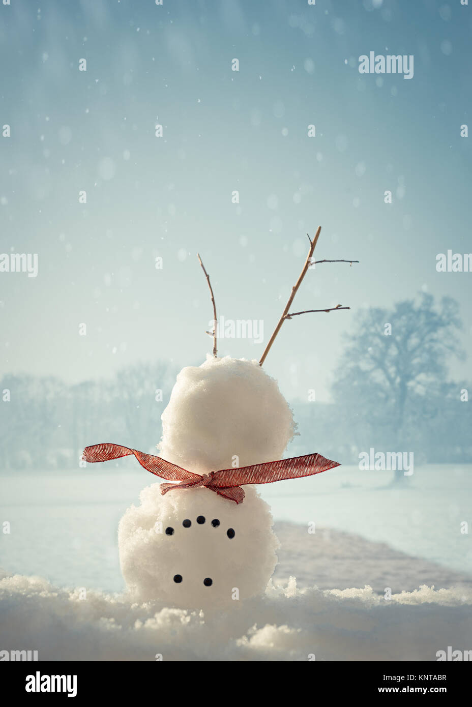 Upsidedown happy Snowman im Winter schnee Szene mit seinen Beinen fest in der Luft Stockfoto