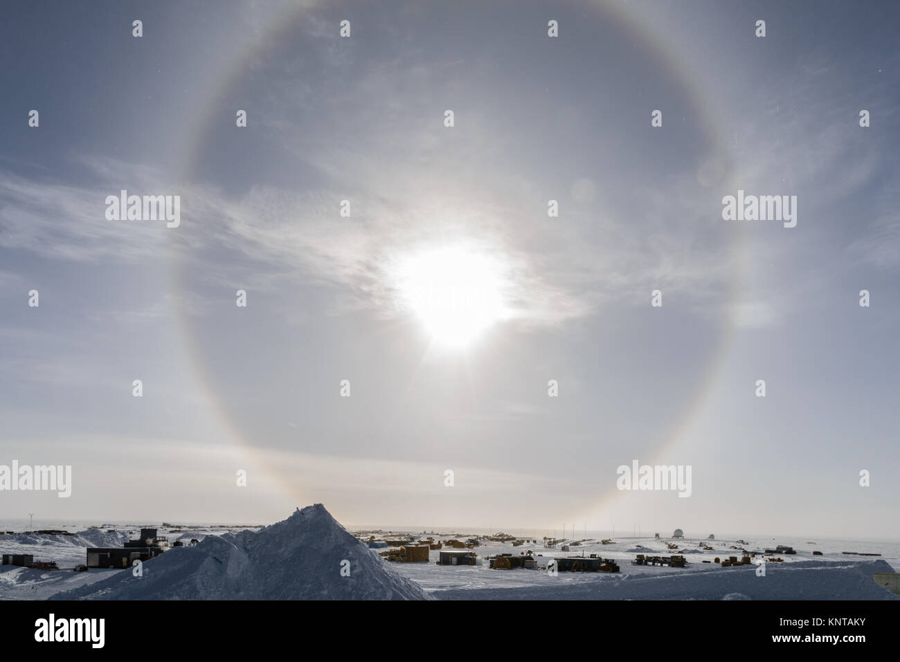 Sun Hund scheint in den Himmel über der Oberseite der Südpol Station. Stockfoto