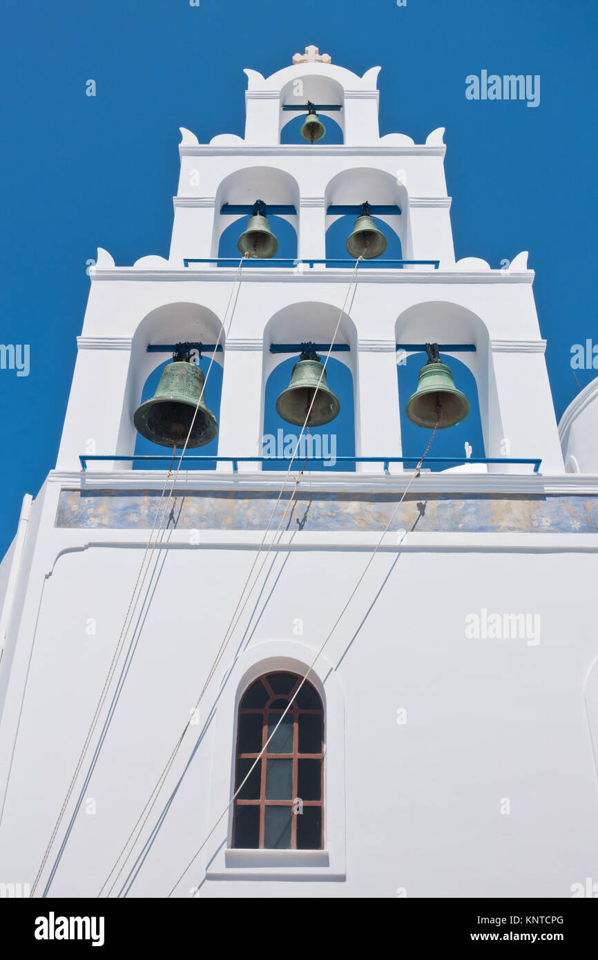 Große Glockenturm mit 6 Glocken Panagia Kirche im Dorf Oia auf Santorini Insel Stockfoto