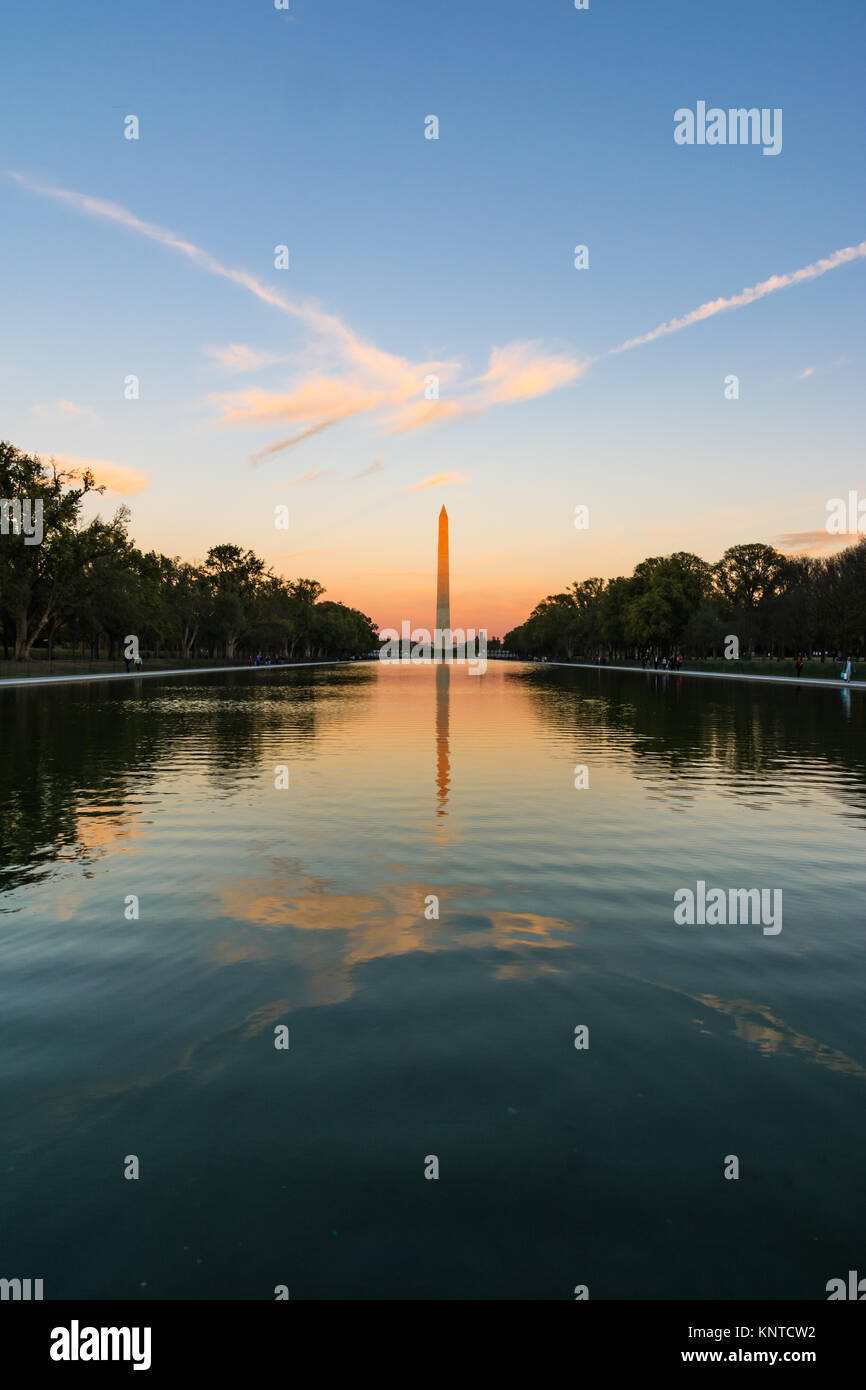 Washington Monument Sonnenuntergang einen reflektierenden Pool schöner Nachmittag Distrikt von Columbia Burning Sky Stockfoto