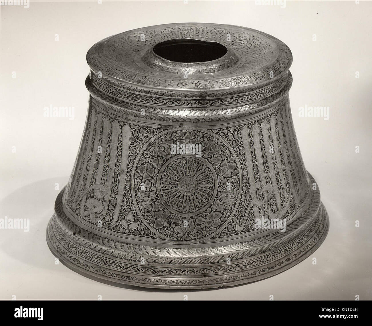 Dieser Kerzenständer zeigt eine runde Plattform, einen zentralen Sockel für die Aufnahme einer Kerze und dekorative Elemente, die die Handwerkskunst von Metallarbeiten veranschaulichen. Stockfoto