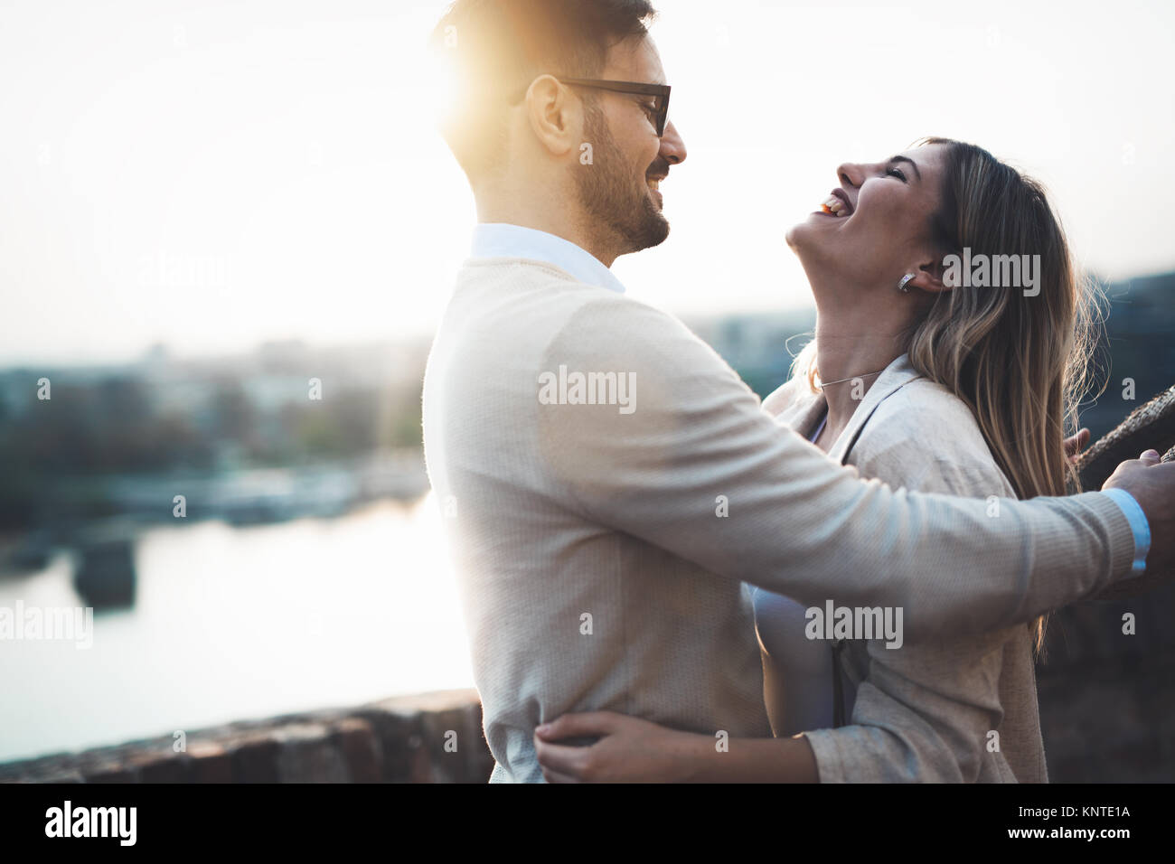 Happy romantisches Paar umarmen und lächelnd Stockfoto