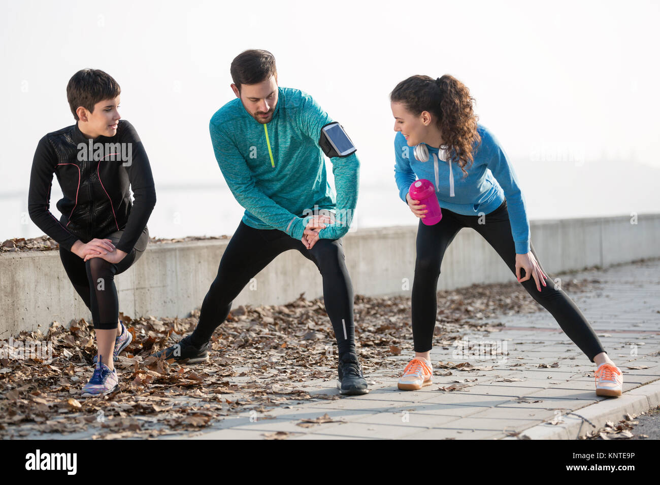 Freunde fitness training zusammen im Freien leben Aktiv gesund Stockfoto